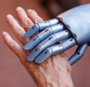 Oproep om ethisch protocol voor zorgrobots na uitzending MAX Meldpunt met ANBO-PCOB