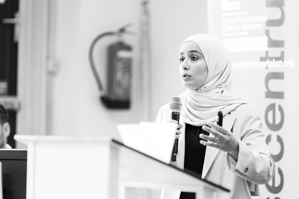 Nour el Houda Ghazlane spreekt het publiek toe tijdens de studiemiddag