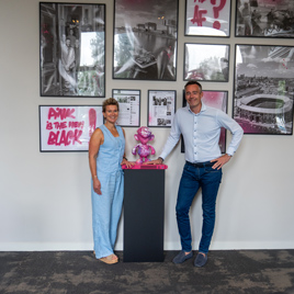 Antonia de Jong van KBN en Remco Pikaart van Shipping Technology voor een muur met posters