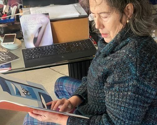spreker Kathelijne de Vuyst leest uit een gedichtenbundel