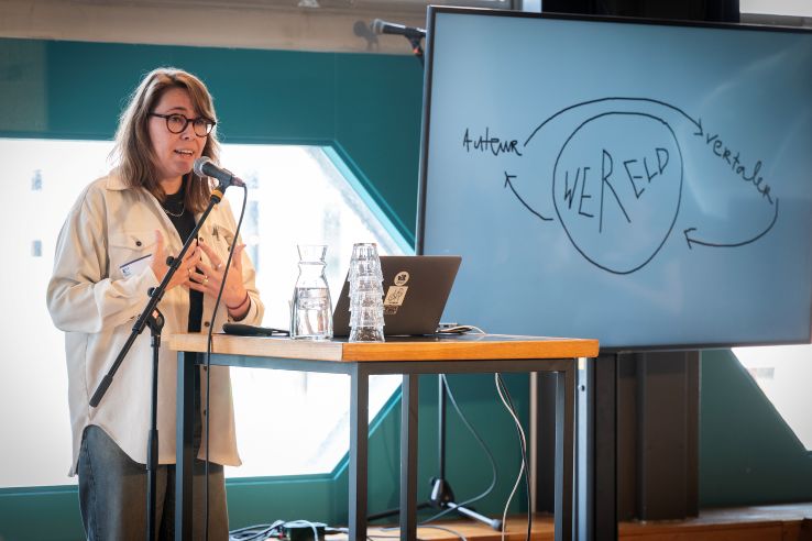 spreker Kathelijne de Vuyst leest uit een gedichtenbundel