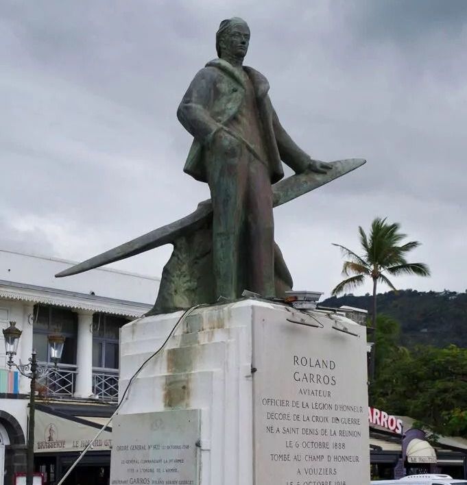 Standbeeld Roland Garros in Saint-Denis op Réunion 