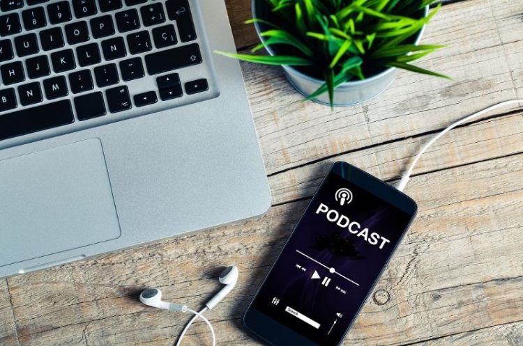 geluidsdrager met podcast in scherm