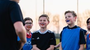foto met voetballenden mensen 