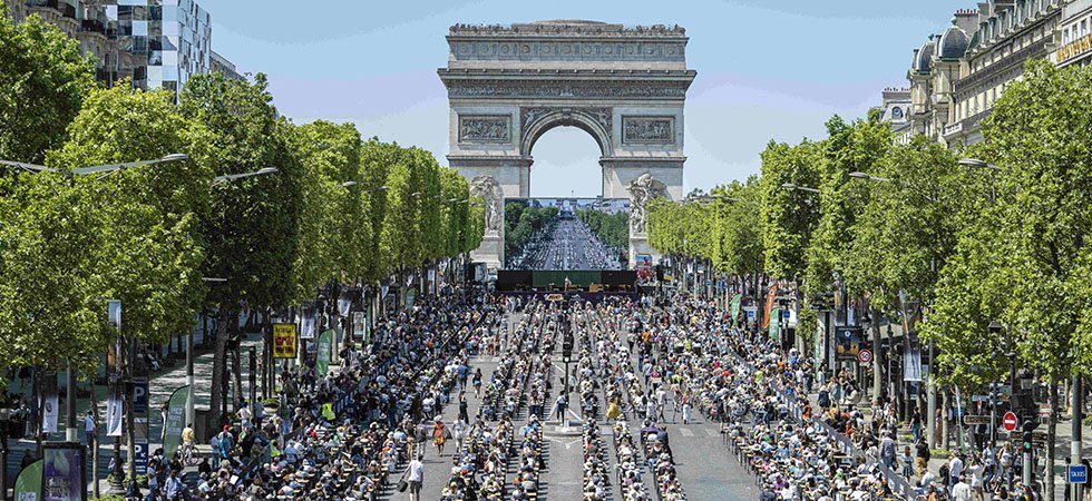Op de Champs-Élysées in Parijs deden 1779 deelnemers aan een wereldrecord dicteeschrijven