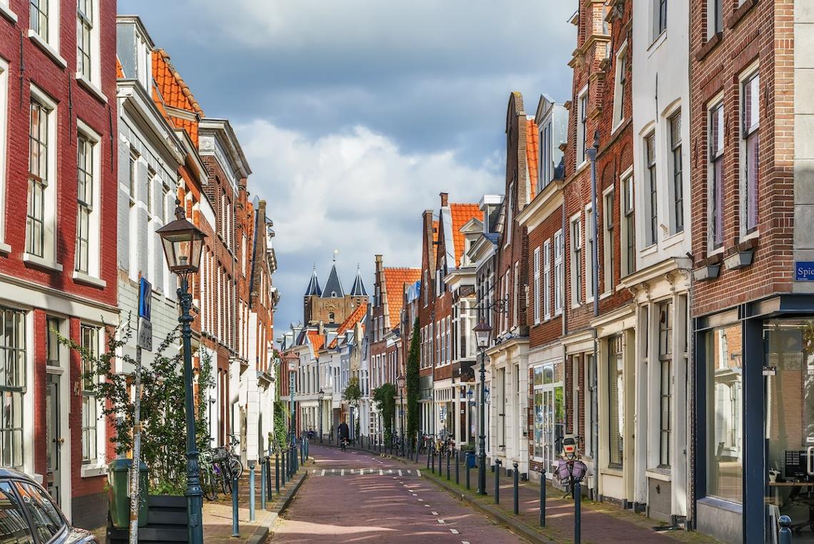 Foto van een zonnige straat met huizen