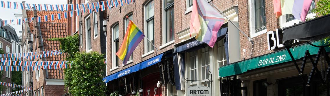 Straat met allemaal regenboogvlaggen.