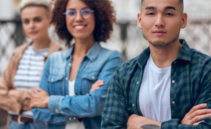 Stockfoto van 3 personen die de camera inkijken.