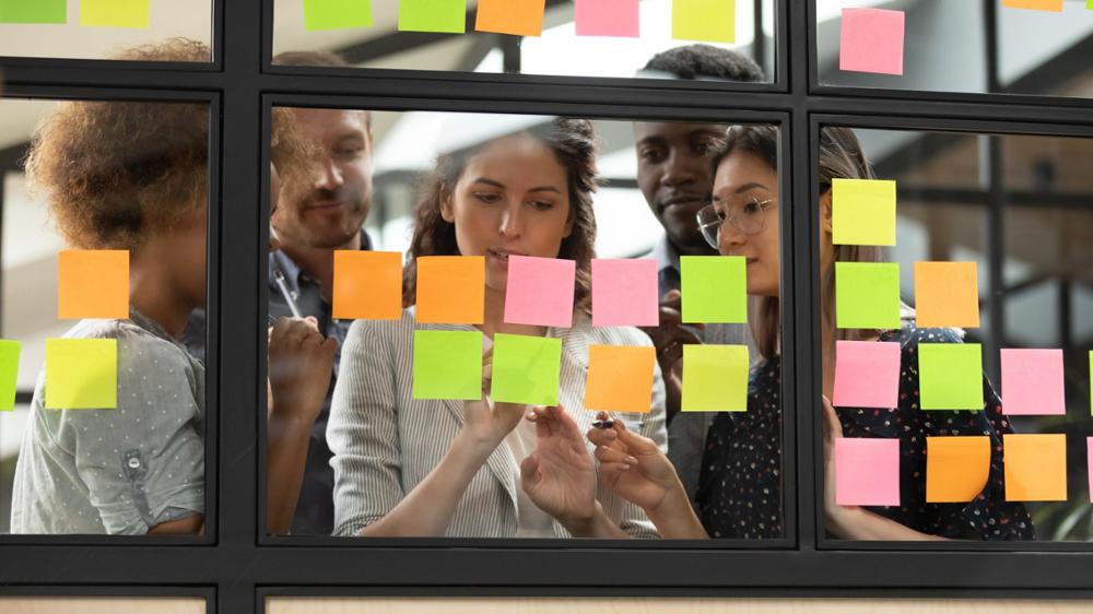 Stockfoto van mensen die post-its plakken