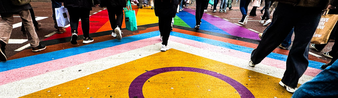 Straat met allemaal regenboogvlaggen.