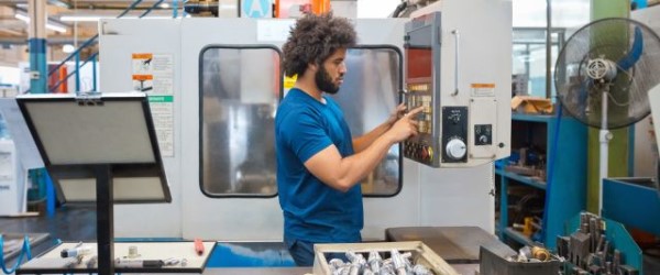 Man aan het werk in technische omgeving