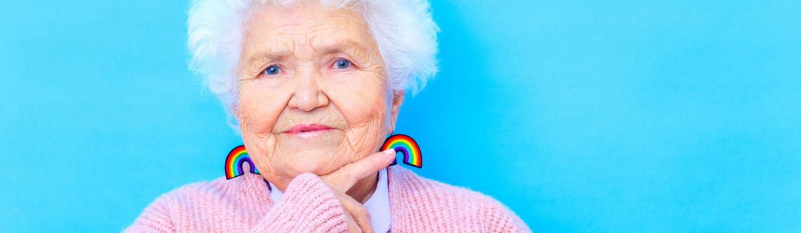 Oudere vrouw met regenboogoorbellen.