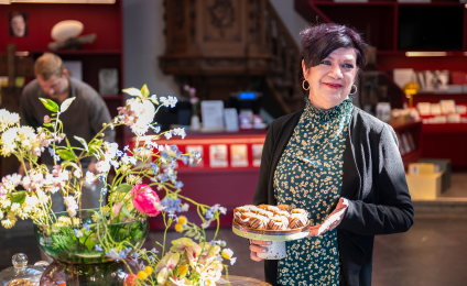 Vrouw op het strand in de wind