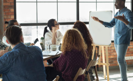 Abstracte illustratie van een figuur met spreek en denkwolkjes om diens hoofd heen.