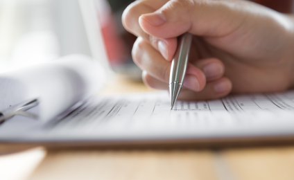 Abstracte illustratie van een figuur met spreek en denkwolkjes om diens hoofd heen.