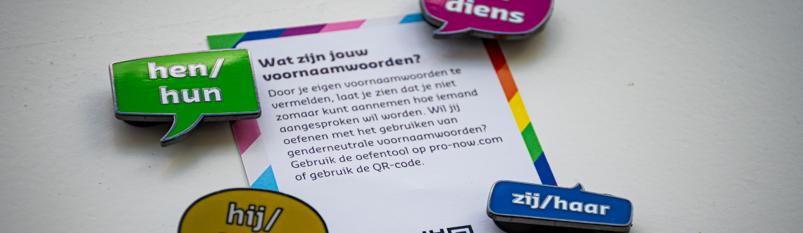 Drie mensen zitten om een vergadertafel.