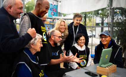 Twee mannen die elkaar omhelzen en lachen naar de camera