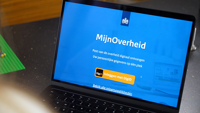 Laptop met de website van MijnOverheid in beeld