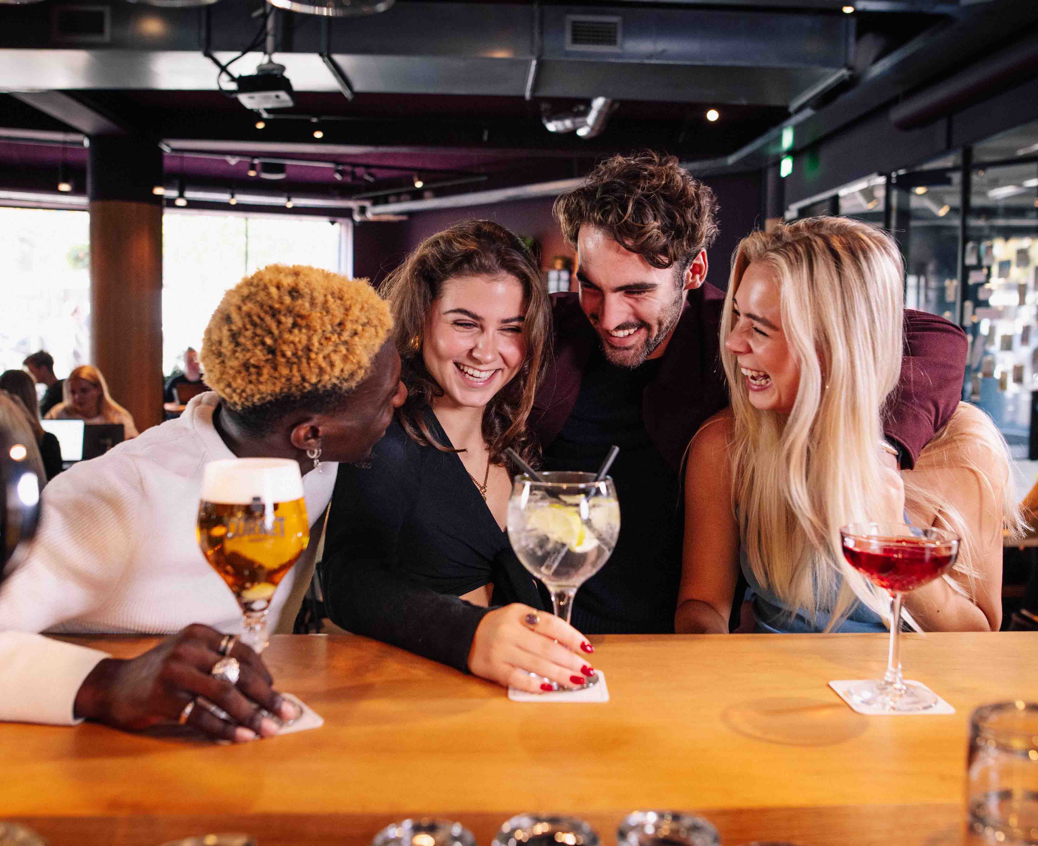 jongeren_in_de_bar_ut_cen0.jpg