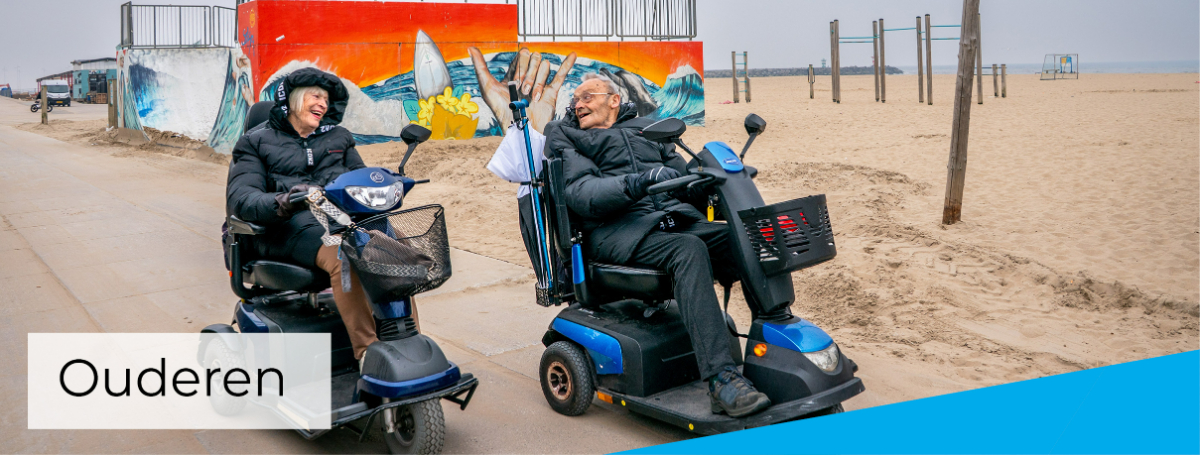 Ouderen in scootmobiel op het strand
