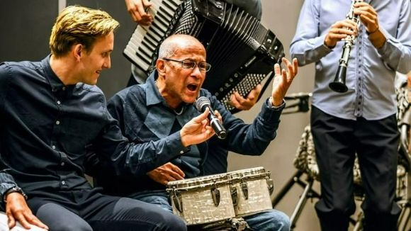 Oudere man muziek aan het maken