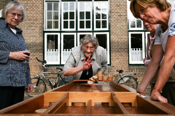 Oudere mensen aan het sjoelen