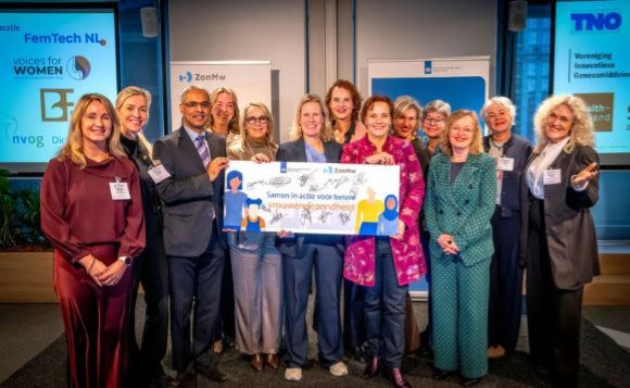 12 ondertekenaars op de foto voor convenant 'Samen in actie voor betere vrouwengezondheid'