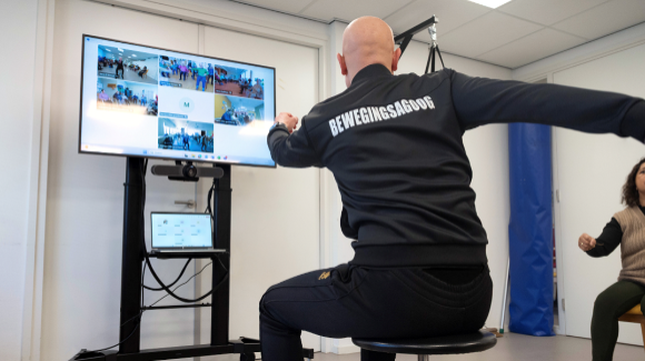 Bewegingsagoog die een oefening doet