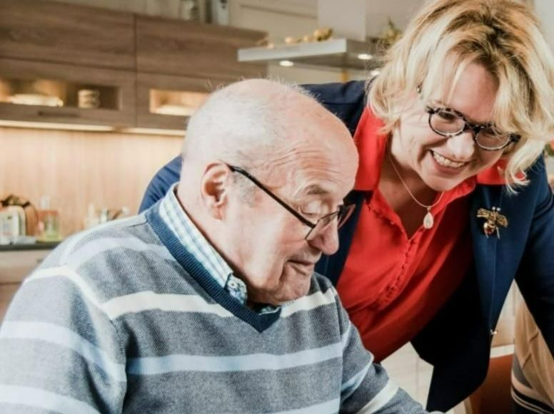 Oudere man groenten aan het snijden met vrouw