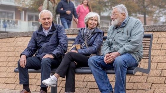 drie oudere mensen op een bankje