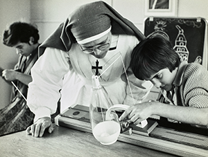 Handenarbeid bij Zusters Franciscanessen van Veghel, 1962. Foto M. Coppens ©Nederlands Fotomuseum, Rotterdam|Brabant-Collectie, Tilburg University