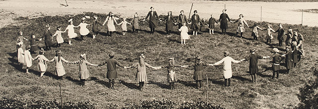 Verkiezing van en dansen om de Pinksterblom in Cromvoirt, dinsdag 21 mei 1929. © Moussault & Moussault ’s Bosch / R.K. Foto-Persbureau ‘Het Zuiden’, ‘s-Hertogenbosch-Maastricht. Brabant-Collectie, Tilburg University