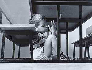 Jongetje onder tafel, Ottersum, 1964. © Rees Diepen. Brabant-Collectie, Tilburg University 