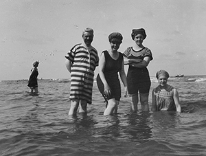 Badgasten in zee © Anton Schellens. Brabant-Collectie, Tilburg University