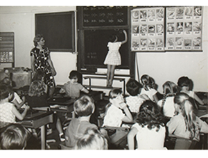 Voor het bord op de Mariaschool in Bladel, 1964 © Gaston Remery. Brabant-Collectie, Tilburg University