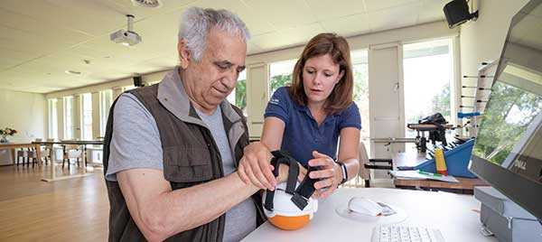 Vrouwen die aan yoga doen