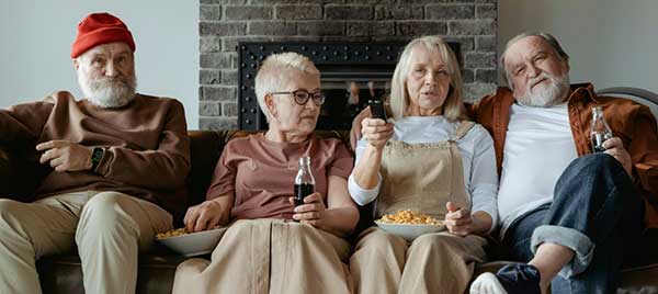 Oudere man die gewicht optilt