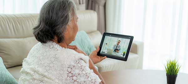 Vrouwen die aan yoga doen