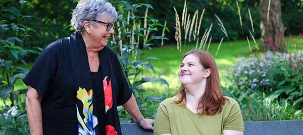 Oudere man die gewicht optilt