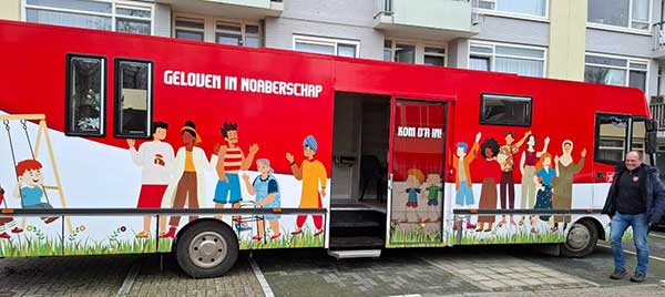 Oudere vrouw die gewichten optilt en daarbij wordt geholpen door een verzorgende