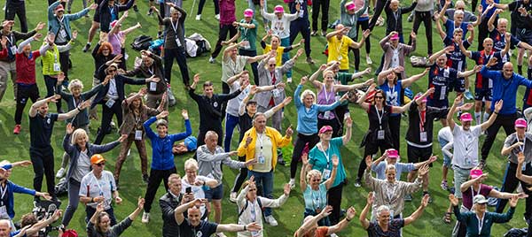 Vrouwen die aan yoga doen