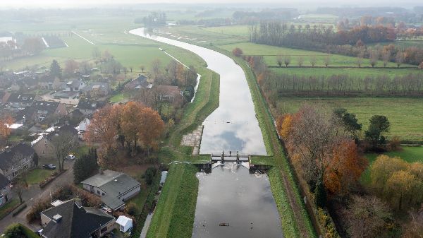 Luchtfotot van de Essche Stroombij het dorp Esch met huidige stuw