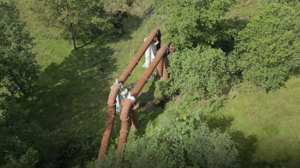 Dronebeeld van tijdelijke stalen rioolleiding in Stratumse Heide