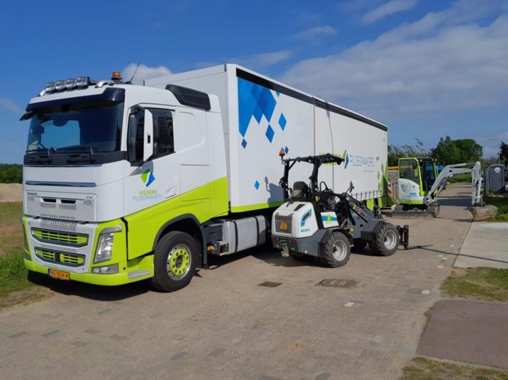 Vrachtwagen en heftruck van Vissers-Ploegmakers op werkterrein