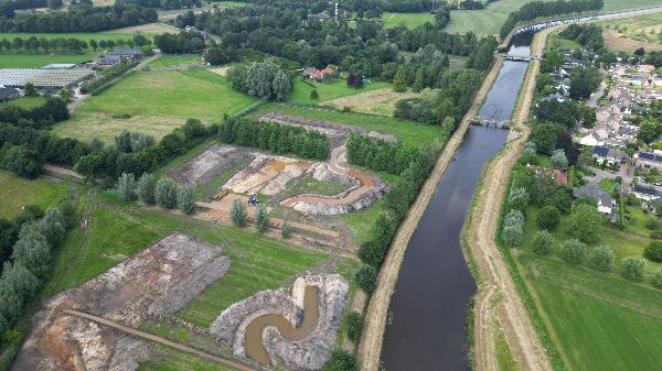 Dronebeeld van Essche Stroom bij Esch waarop aan de westzijde de aanleg van de nieuwe vispassage is te zien