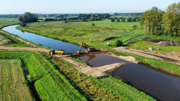 Dronefoto van de aaleg van de nieuwe stuw in de Essche Stroom