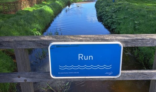 De beek de Run met naambordje