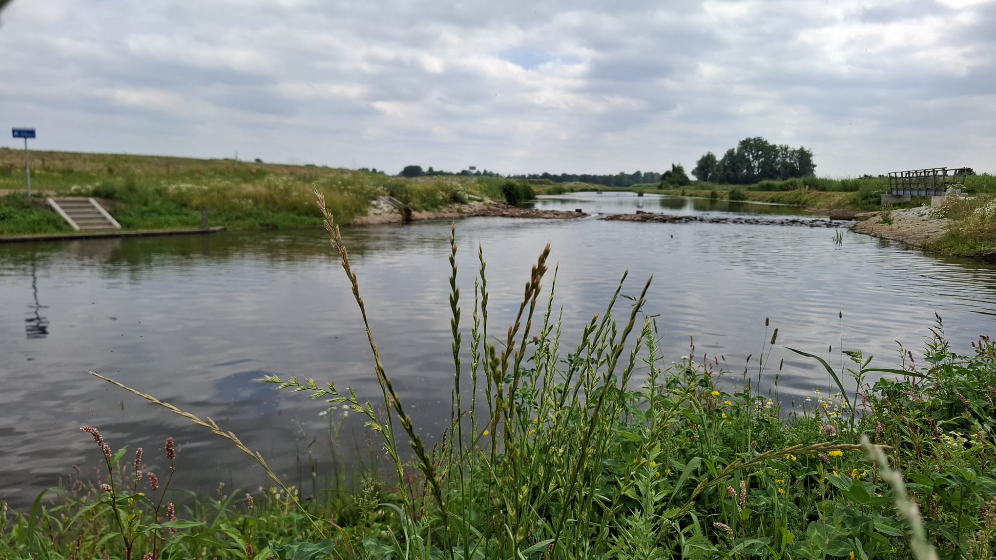 De Essche Stroom met in de verte de kano in -en uitstapplaats en de nieuwe stuw met kanogoot