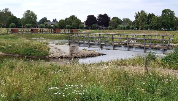 De Essche Stroom met de nieuwe wandelbrug en de nieuwe loopbrug