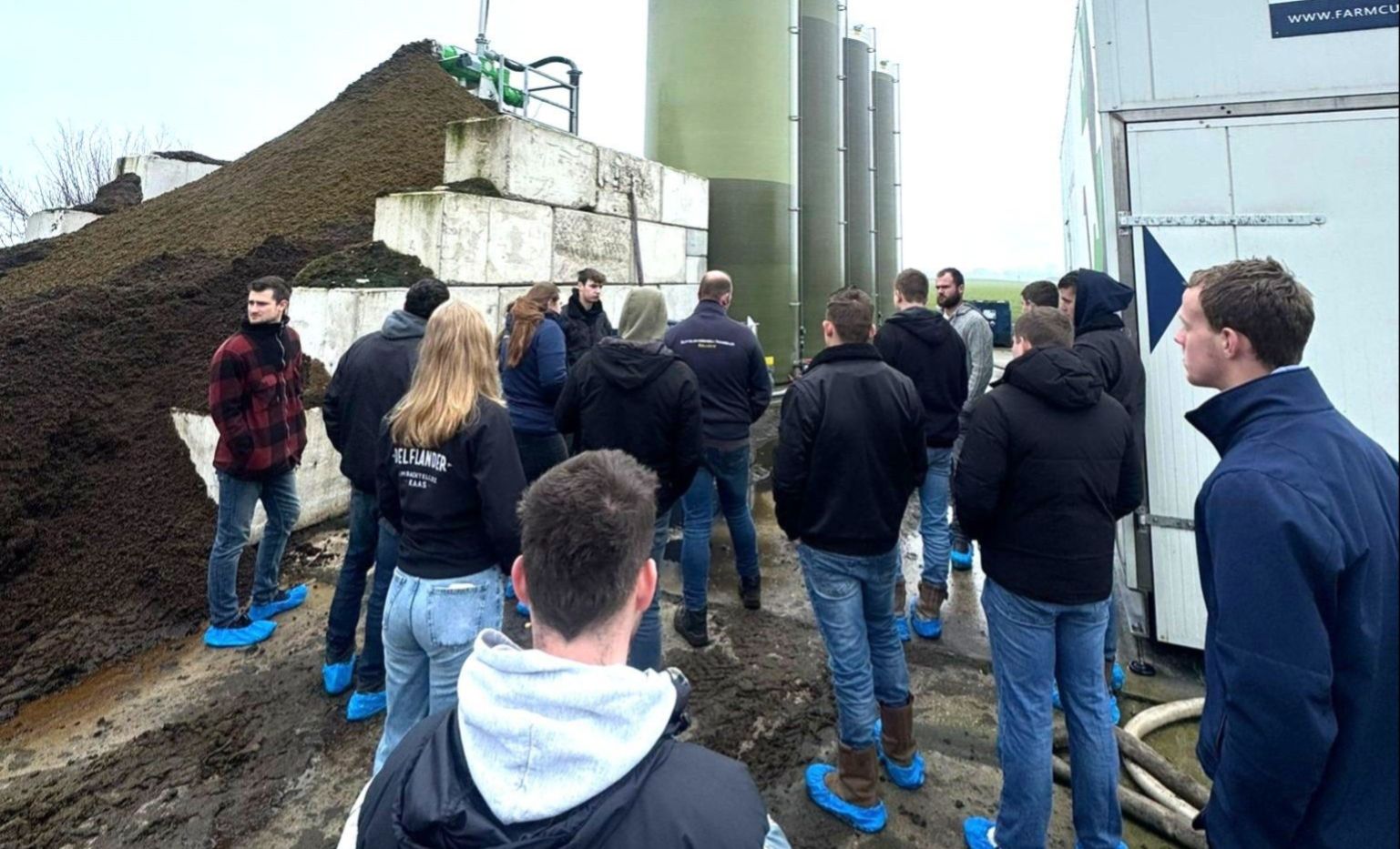 Jonge boeren bezoeken zuivelboerderij in Hellouw&nbsp;